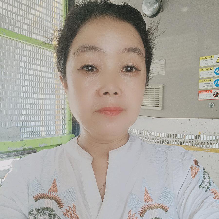 举高脚杯的女人