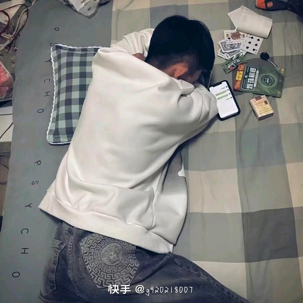 酒吗像前