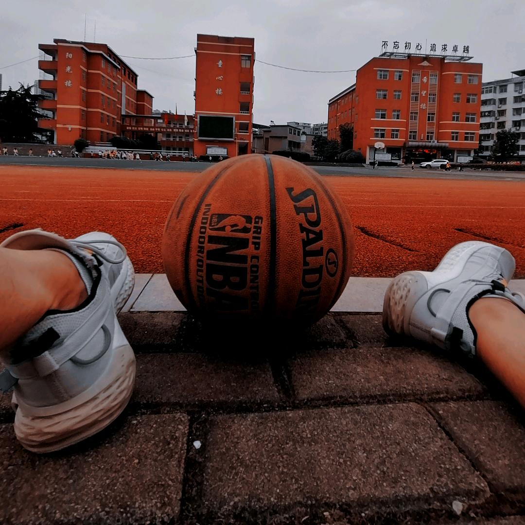 戴眼镜的体育老师