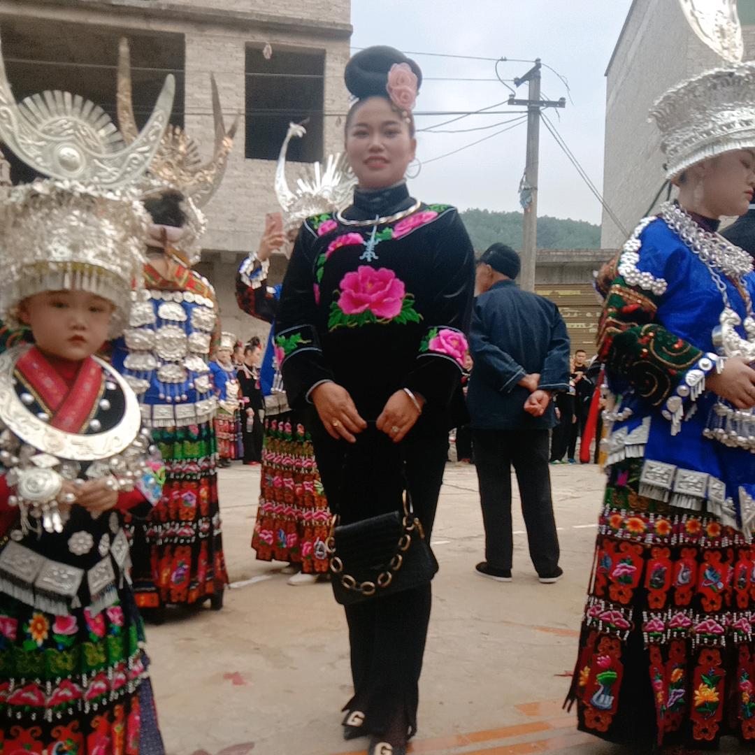 卖彩票的大姐姐👧