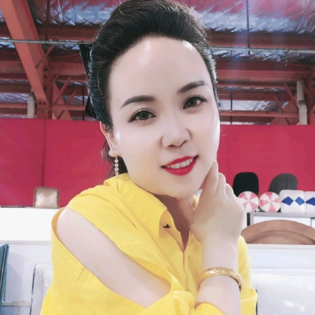 卖家具的小姐姐