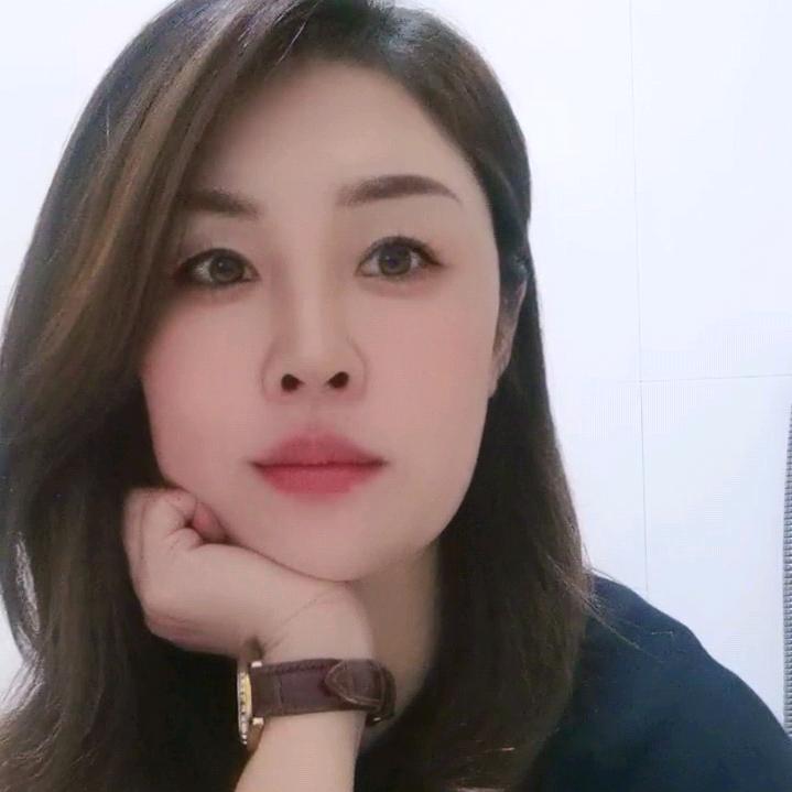 面带微笑向前走