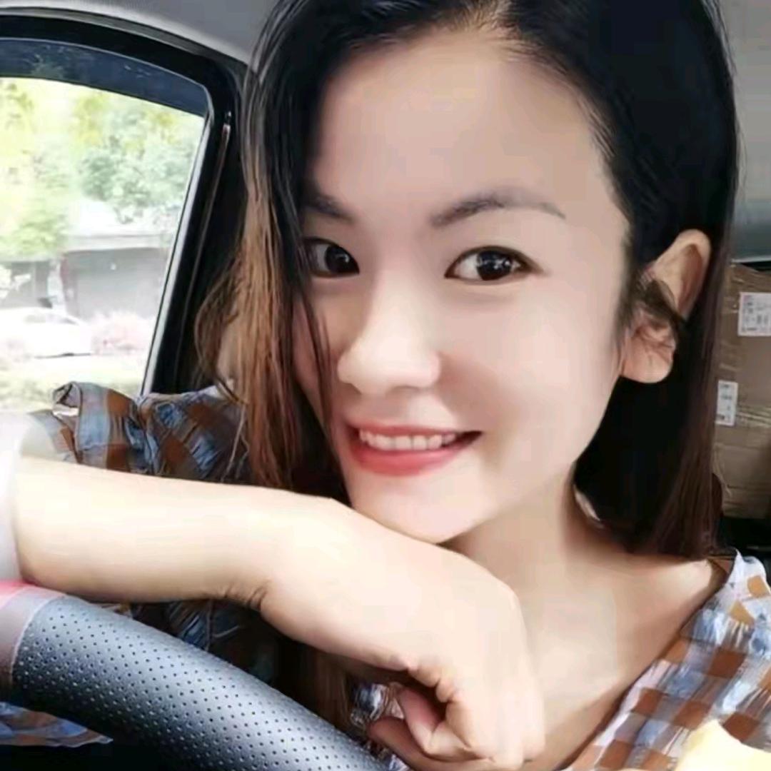 洗车谋生的灰菇凉