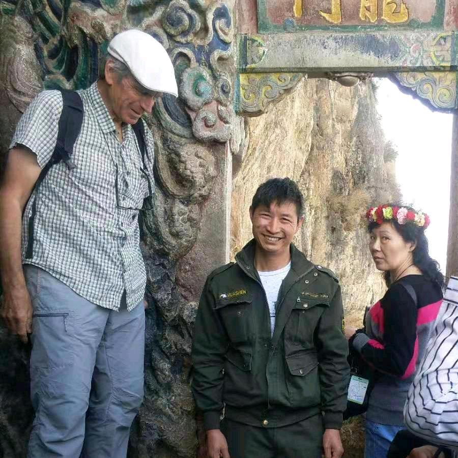 轻叹，为谁傻笑。