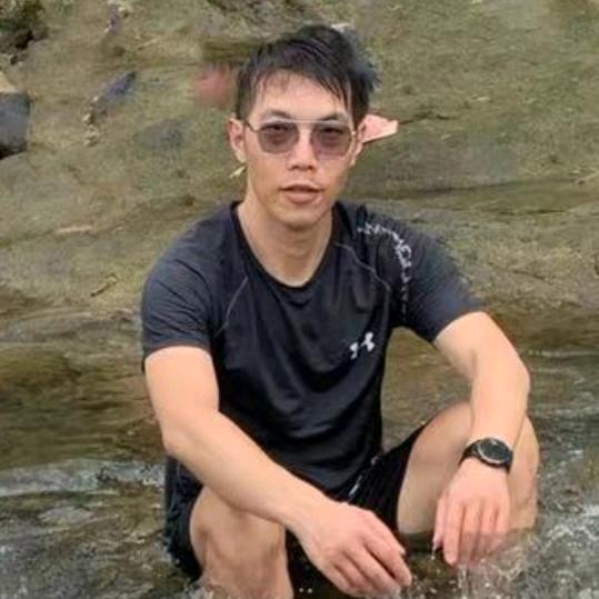 爱踢球的小严哥