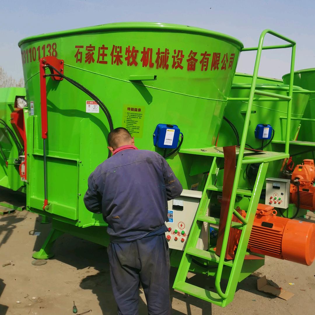 养牛设备TMR搅拌机撒料车石家庄保牧机械