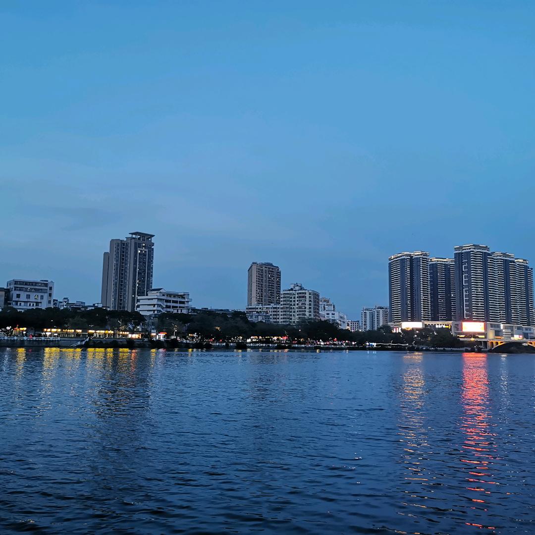 生活原本沉闷，但跑起来总有风。