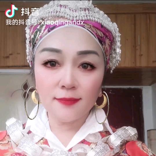 小英坚强起来