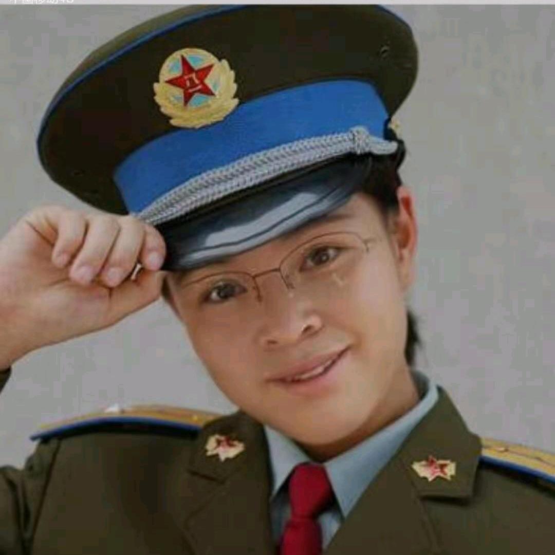 爱吃零食的小白鼠。