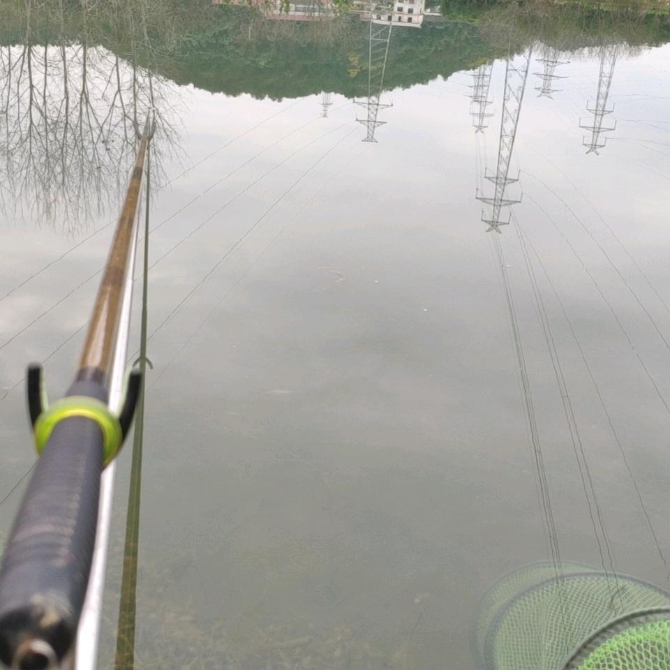 耳貼旗杆面向東