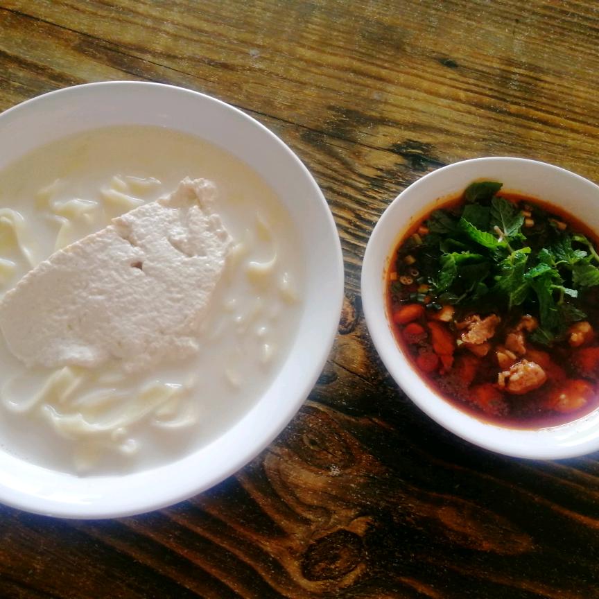 松林新中学斜对面《陈蓉豆花面》