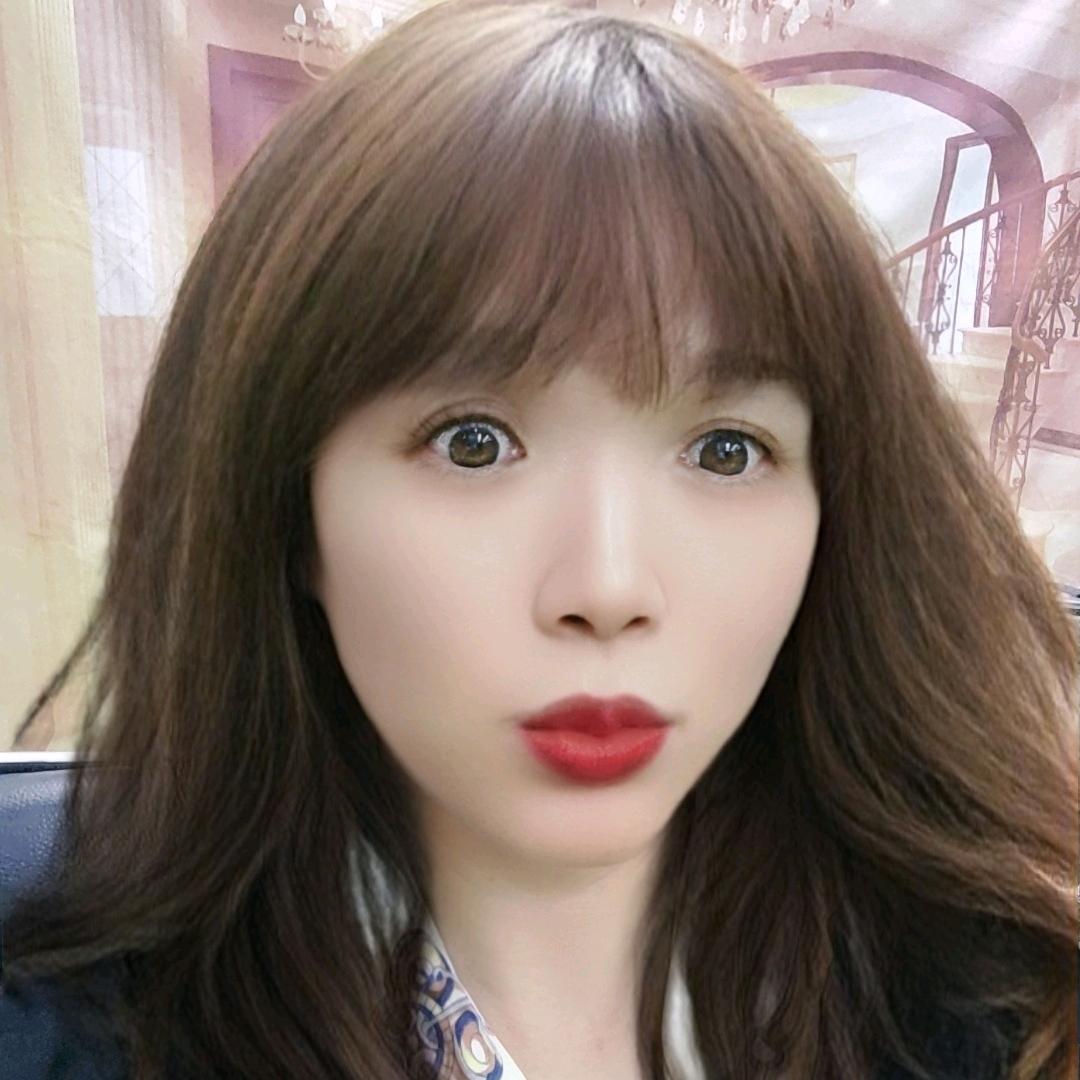黄英英服饰