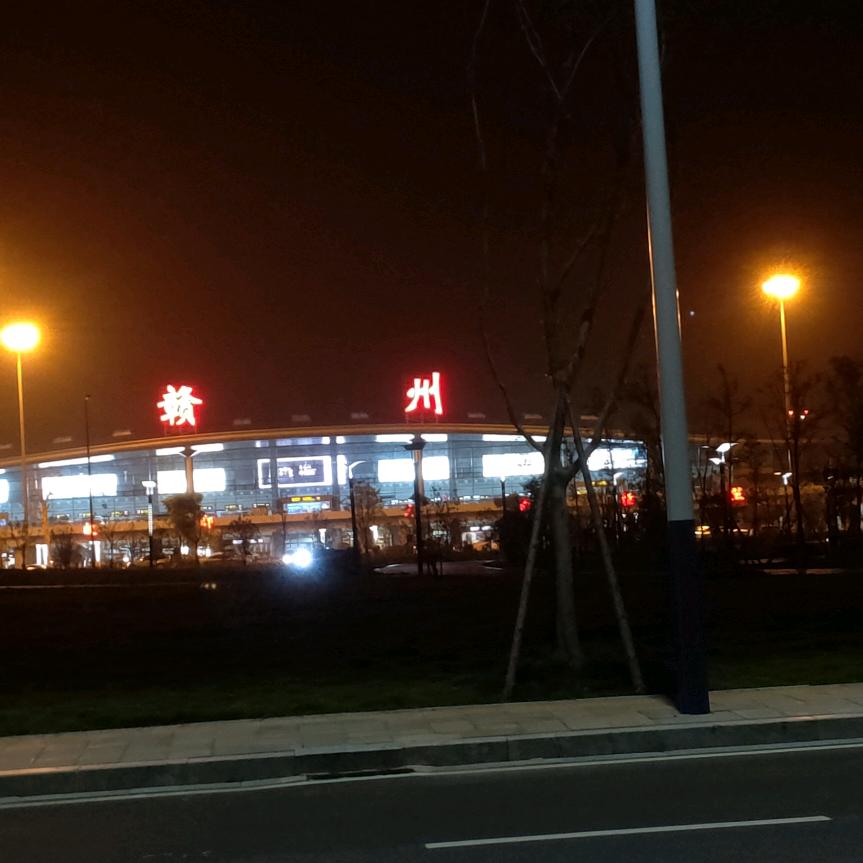 踩着蚊子游太空。