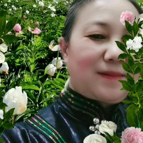 隆林央索街炫彩玫瑰壮族服装旗袍店