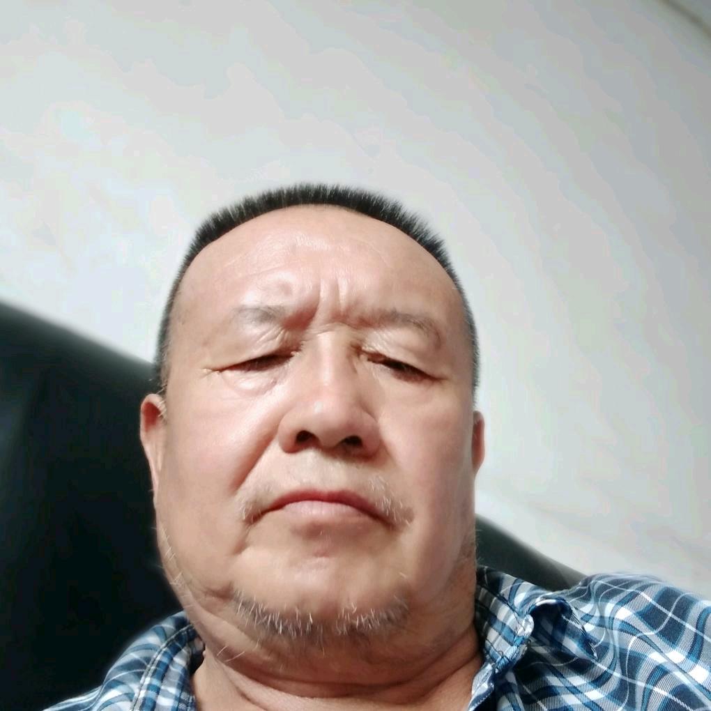蜜蜂为花儿来。