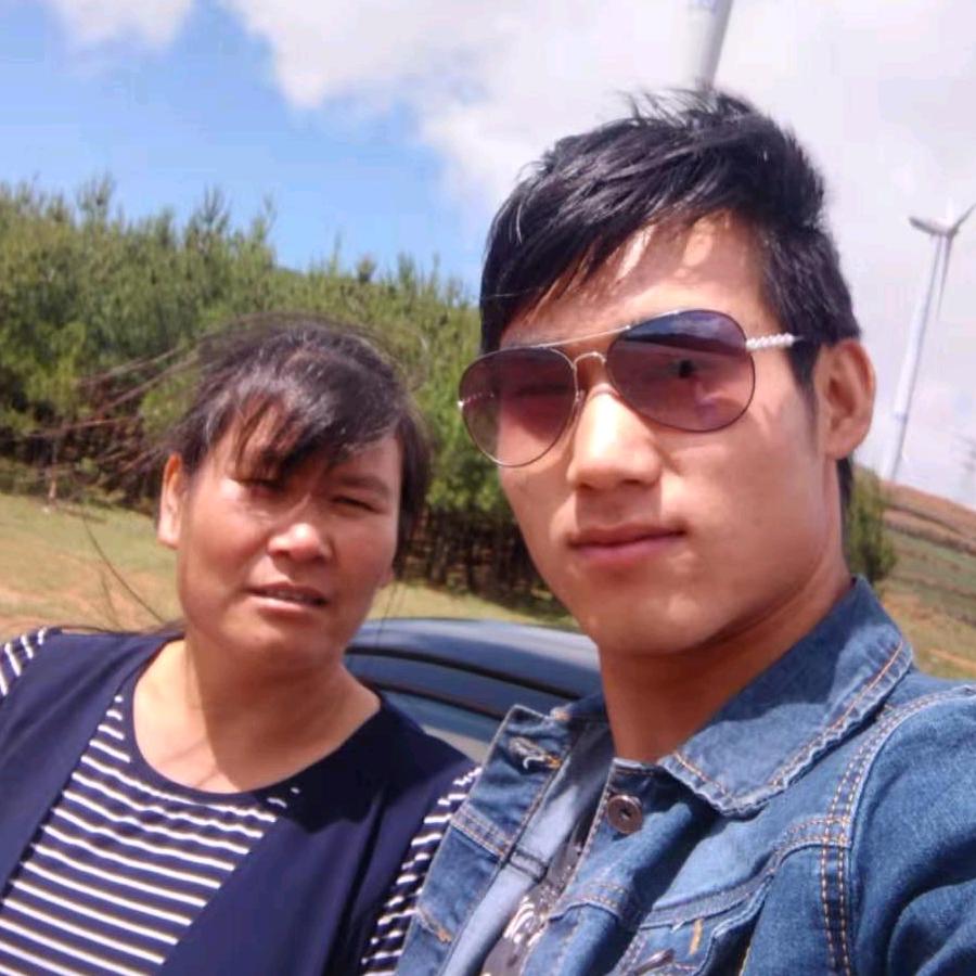 杭金花〈周氏服装店）