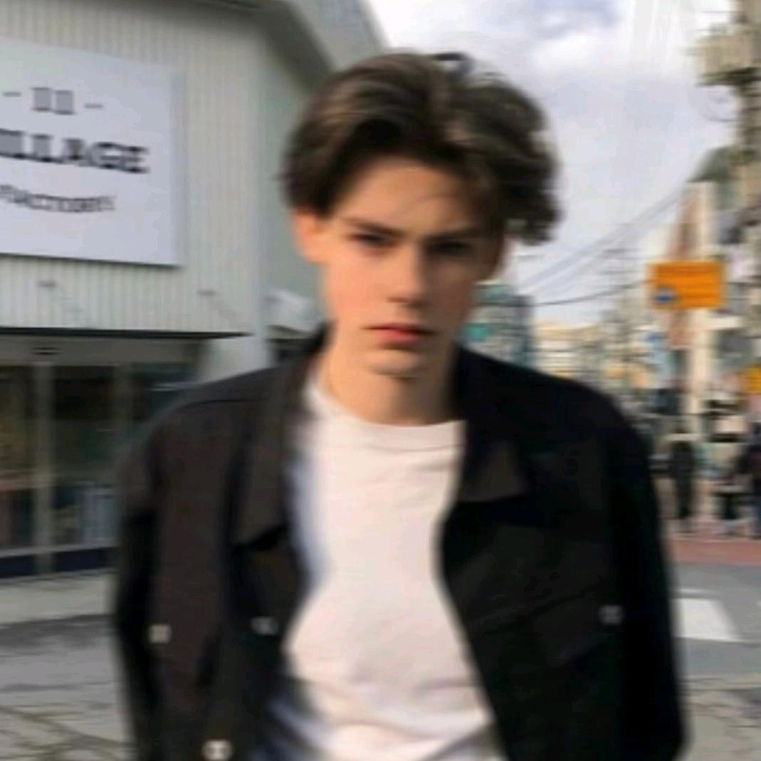 因为乌鸦就像写字台