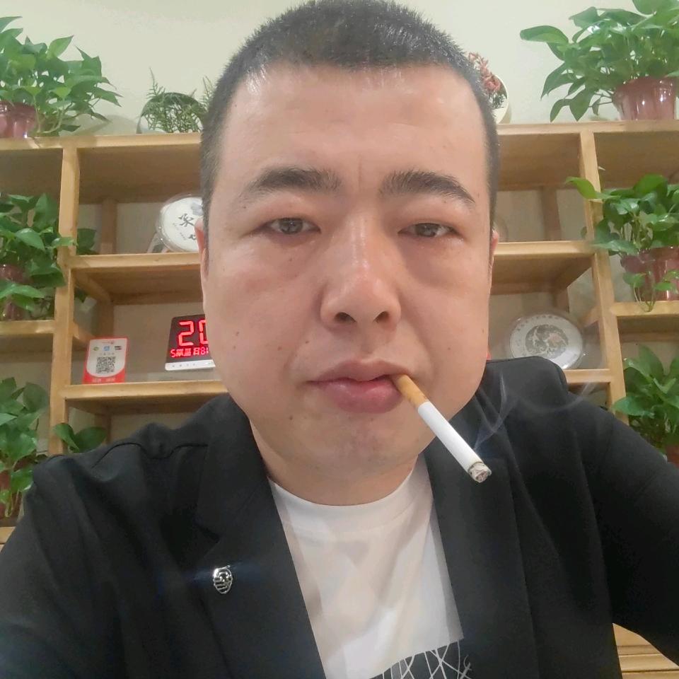 开着拖拉机迎接春天的到来