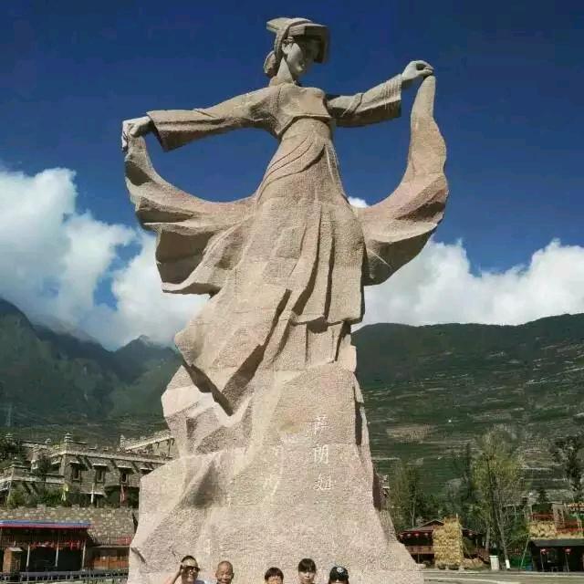 土豆巅巅上的红番茄