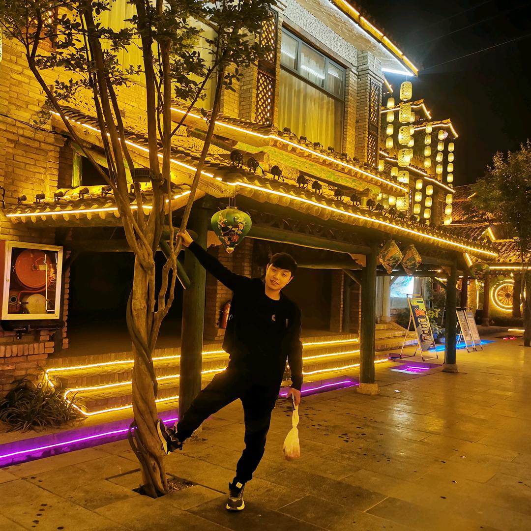 ପ( ˘ᵕ˘ ) ੭ 90后小伙贴砖