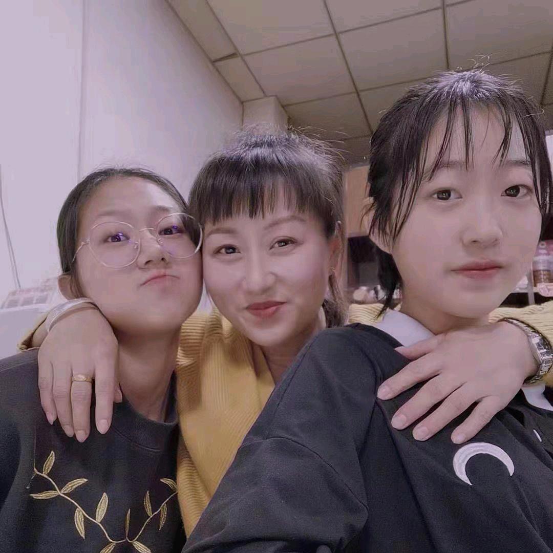 大手握小手……