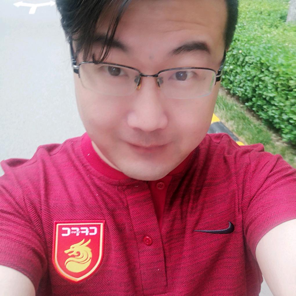 嘴角微扬