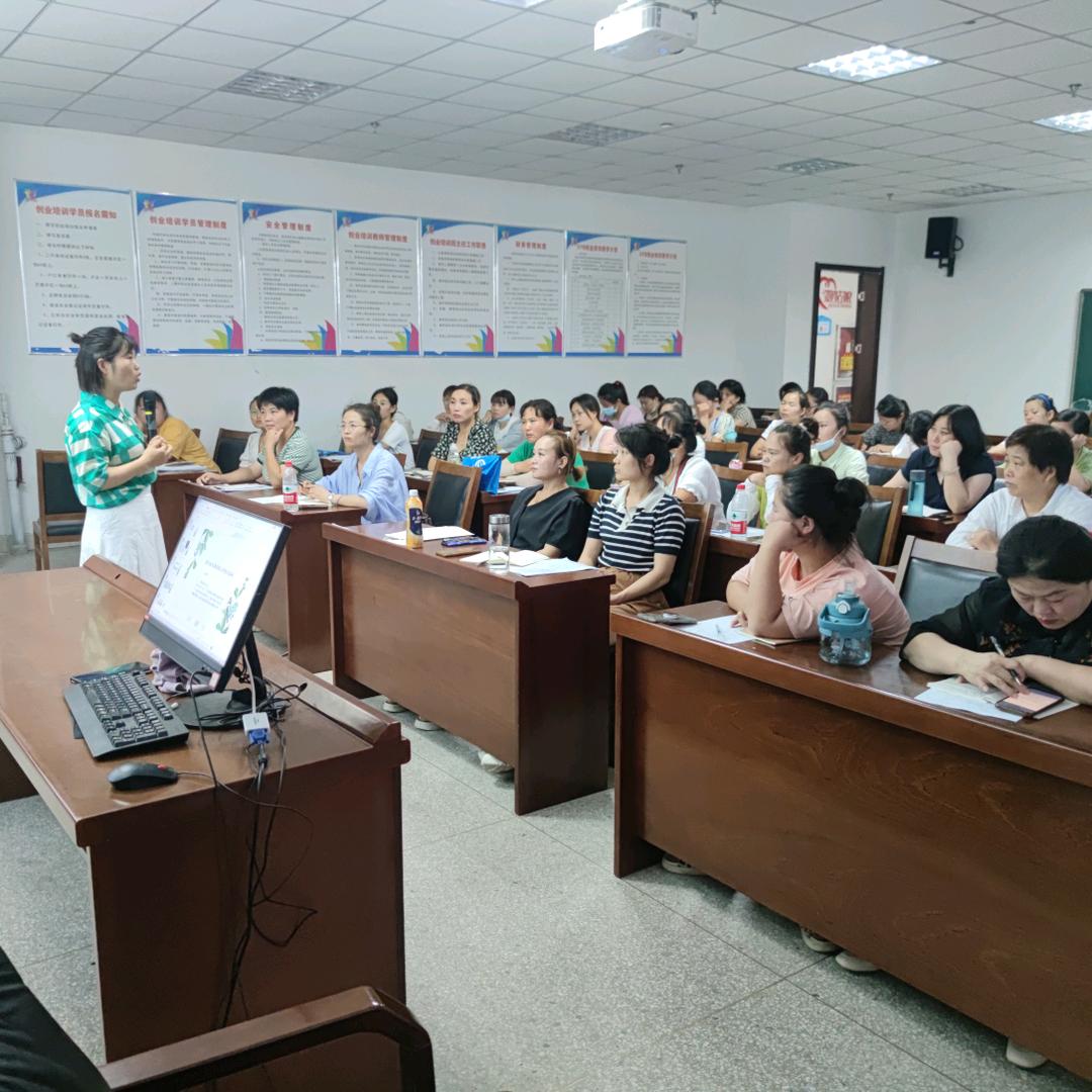 月嫂育婴培训姚老师