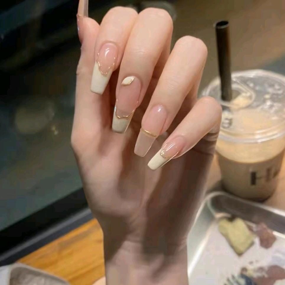 彩云间美甲美睫万达金街店