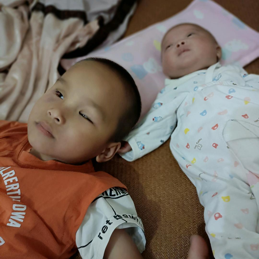 盲童鸿仔和妹妹弟弟的成长过程