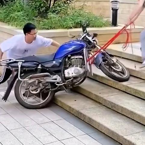 维修电动车小妹