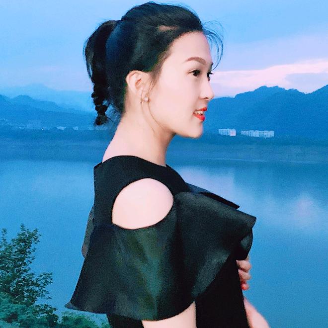 巷子里卖火锅的老板娘🍀