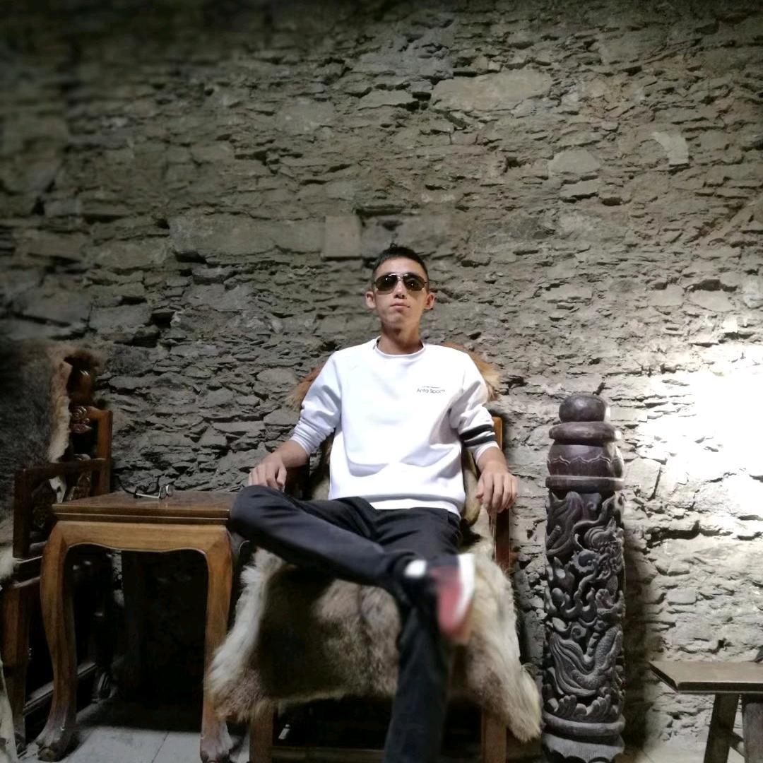 搞改装的小伙