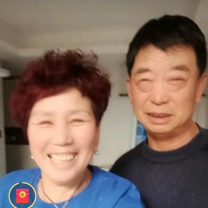 郝爷爷和郝奶奶是幸福快乐一家人