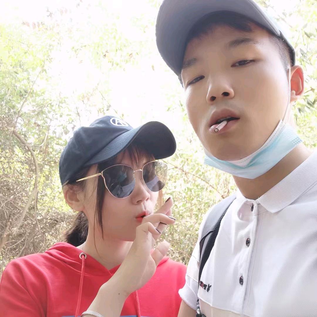 卖塑料的小男孩