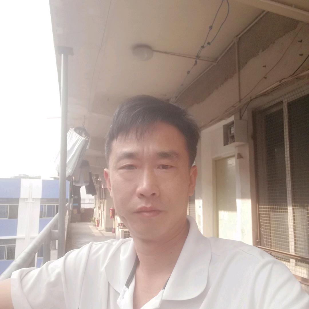 一个人和儿子相依相偎