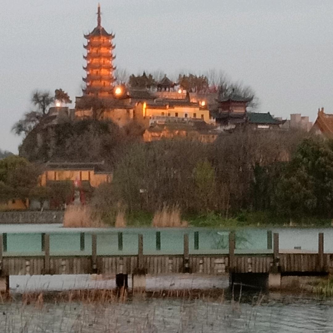 江水滚滚