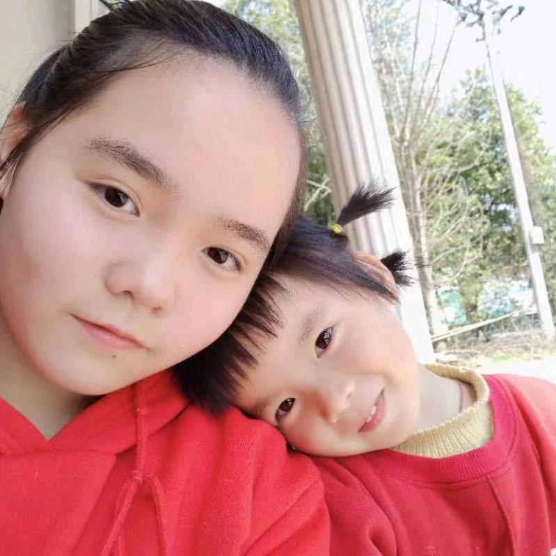 两美女的爸
