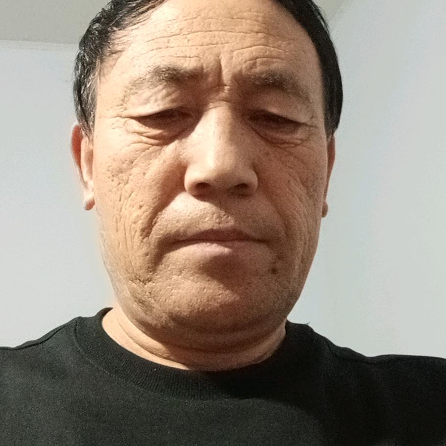 红色现代黑色奥迪车队1311172695