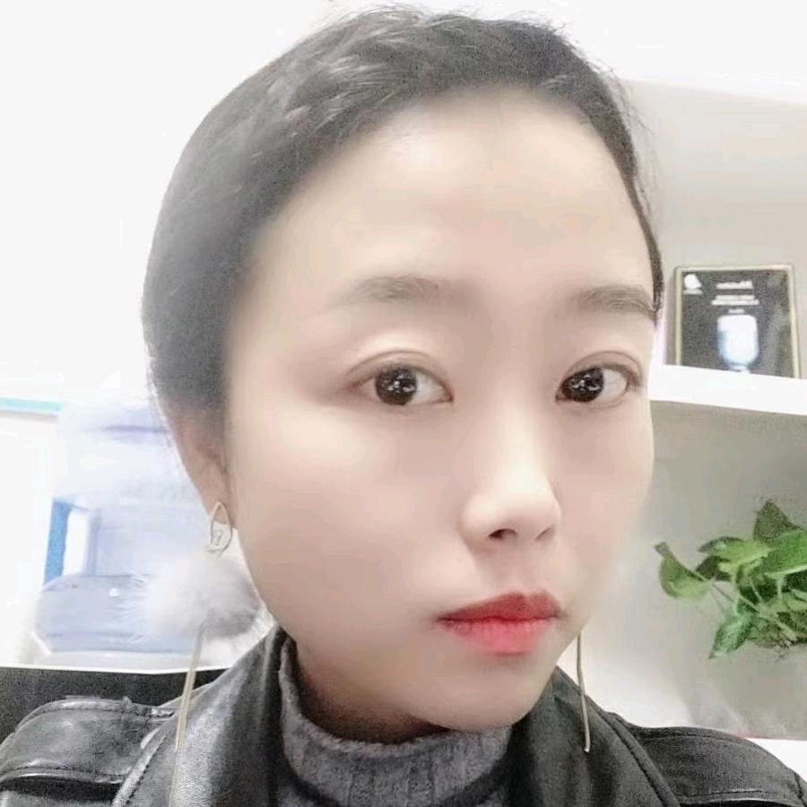 90后摆地摊卖鸭货小姐姐