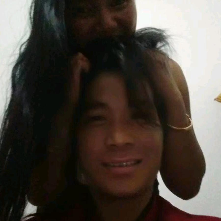 伤心眼泪笑着流