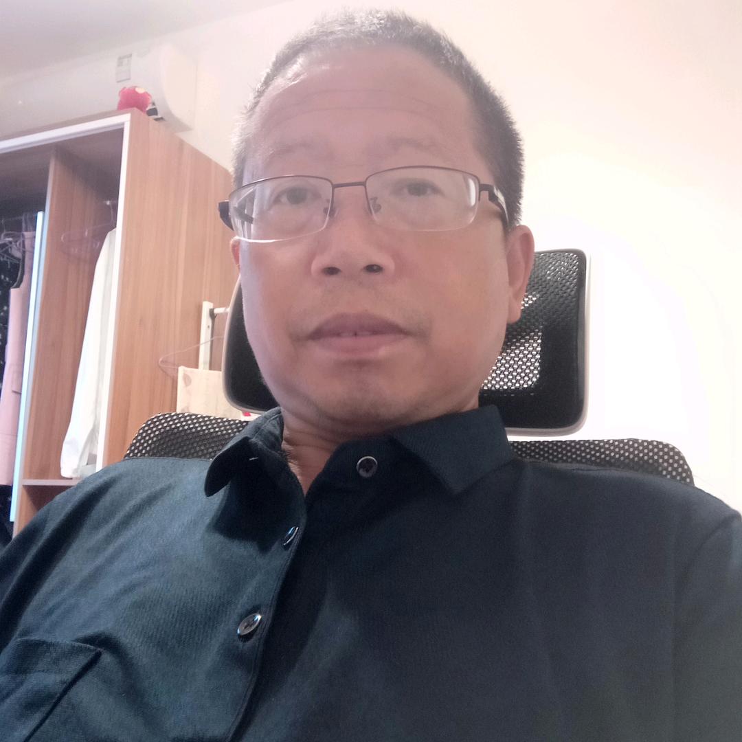 面带微笑向前走