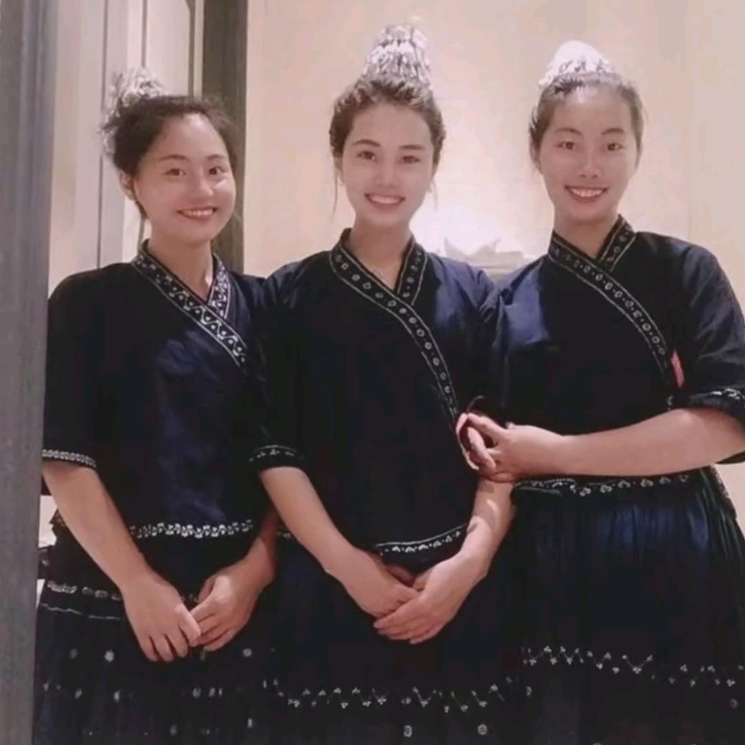 杨妞花🌸杨妞妞站在猪圈上看山洞