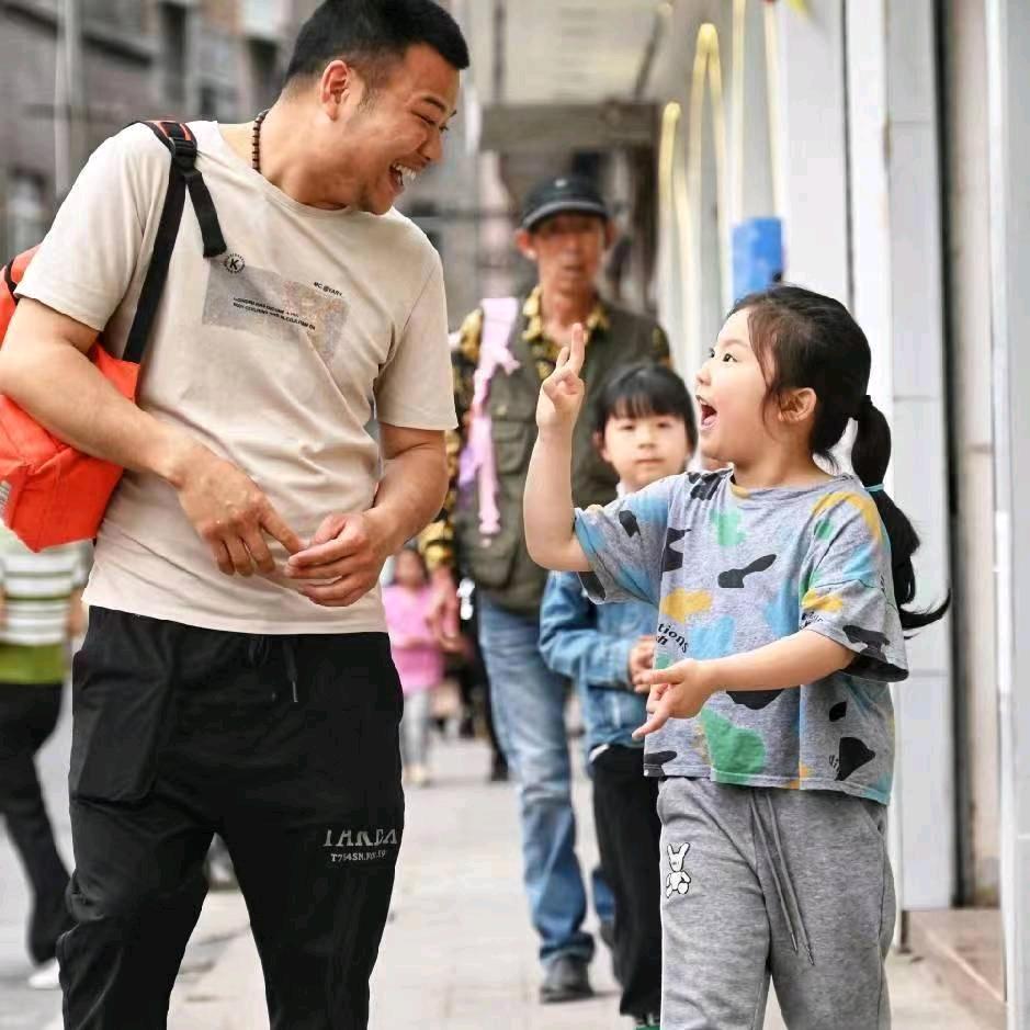 手语小翻译官(妞妞与爸爸)