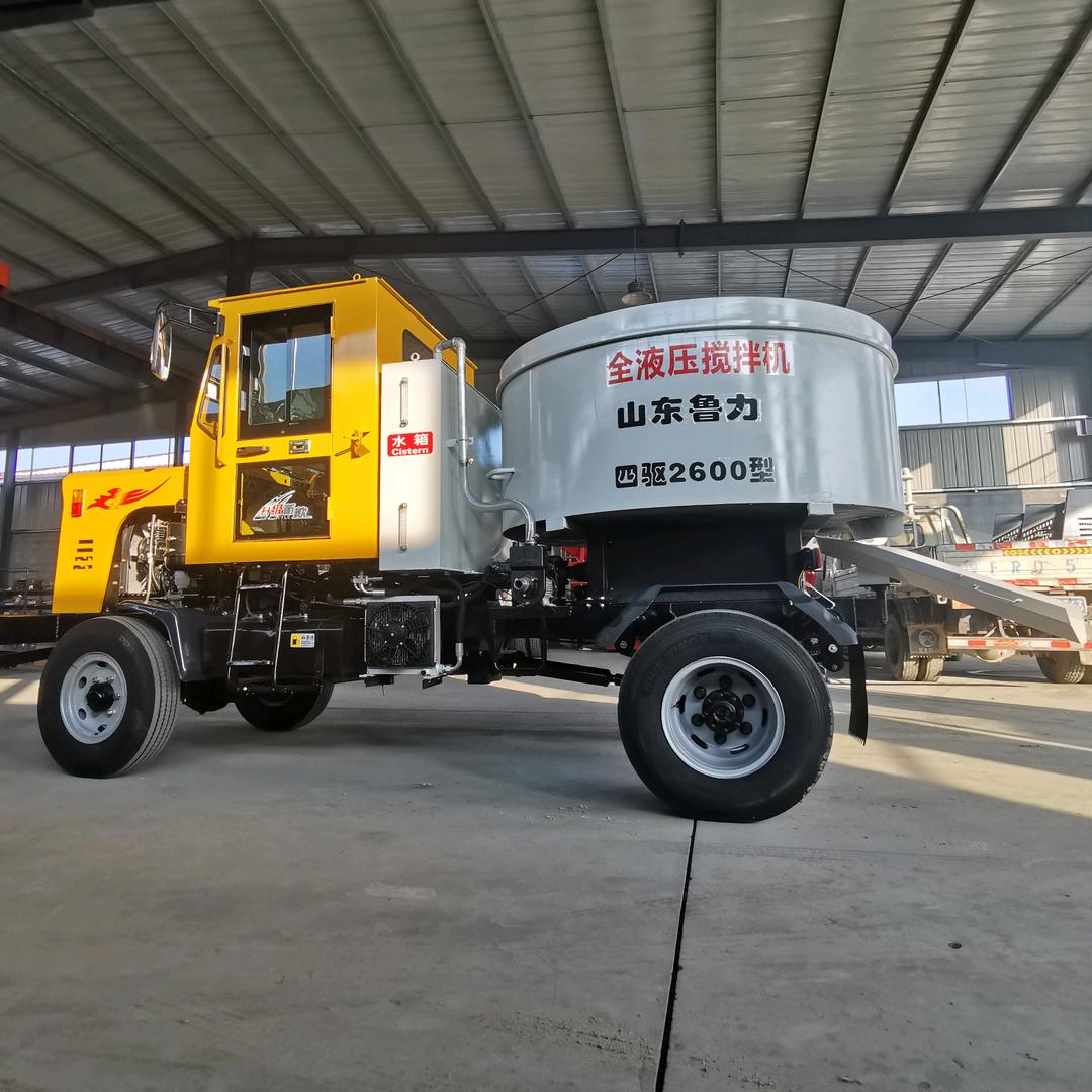 山东鲁力四驱平口搅拌车履带搅拌车