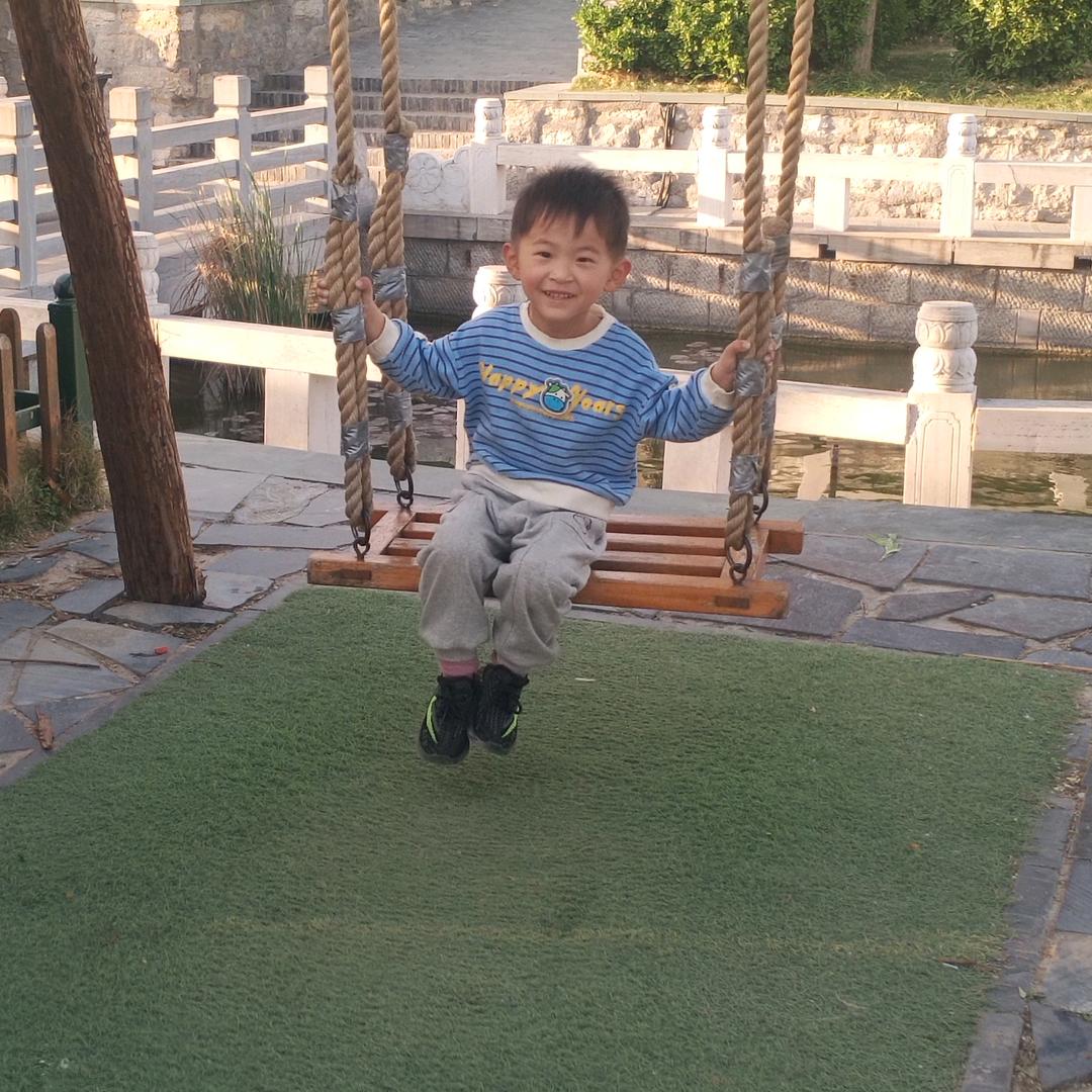 \(ﾋ•ω•ﾏ)/憨憨小哥