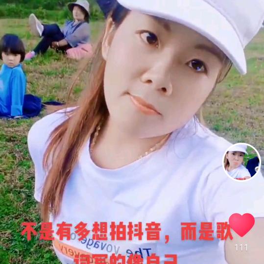 笑只是伪装出来的