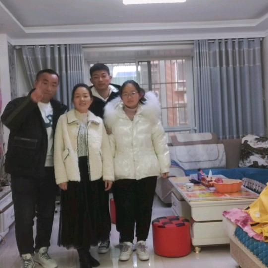 《卖苹果🍎的80后》爱跳舞💃