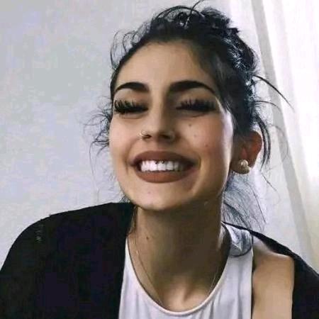 用微笑掩饰伤口