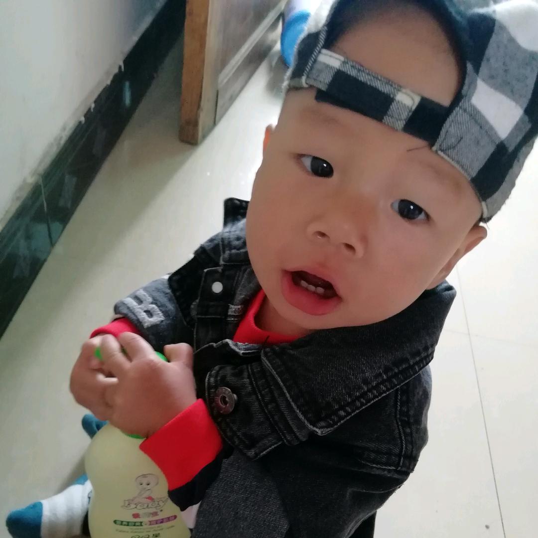 小何