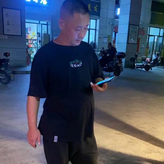 开卡车的老头